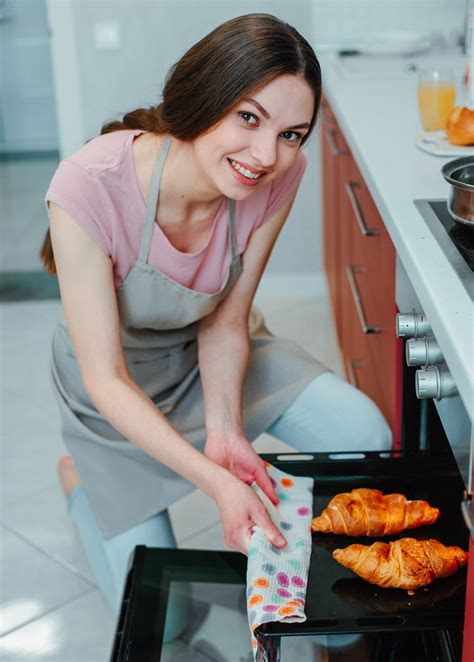 Rúčka varešky vytvárajúca dierky v koláči