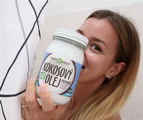 Kokosový olej aplikovaný na pokožku