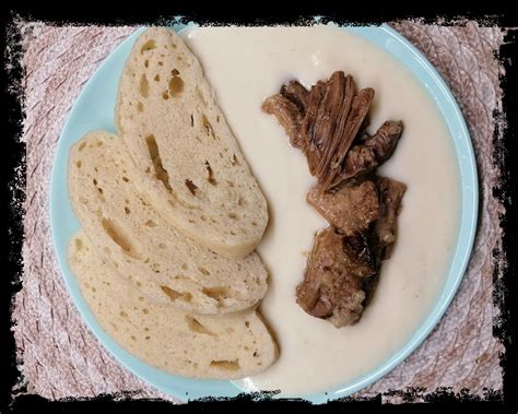 Ilustrácia bravčového mäsa s chrenovou omáčkou a knedľou