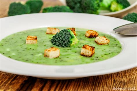 rozmixovaná brokolica polievka v tanieri