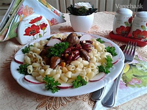 Tanier s morčacími srdiečkami na červenej fazuli s kukuricou v paradajkovej omáčke