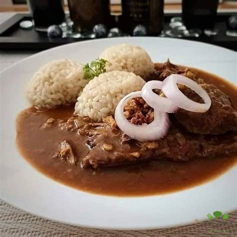 Hovädzia roštenka na tanieri s omáčkou a prílohou