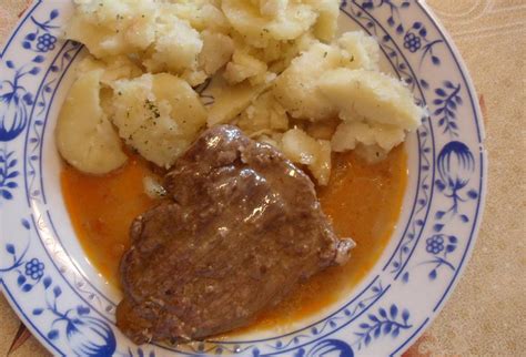 Hovädzia roštenka dusená v hrnci s cibuľou