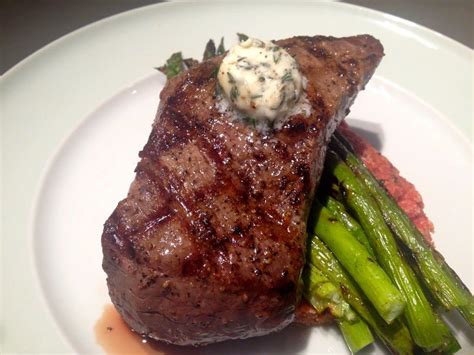 Servírovaný grilovaný steak so špargľou