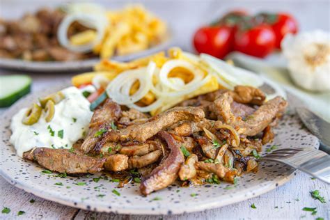 Servírovaný gyros tanier