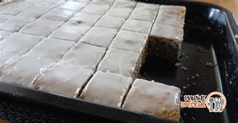 hotový bezlepkový kompótový koláč s polevou