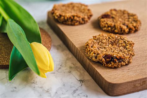 Hotové ovsené cookies s banánom pripravené na konzumáciu