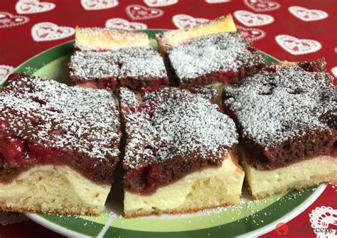 Dvojfarebný tvarohový koláč s ovocím