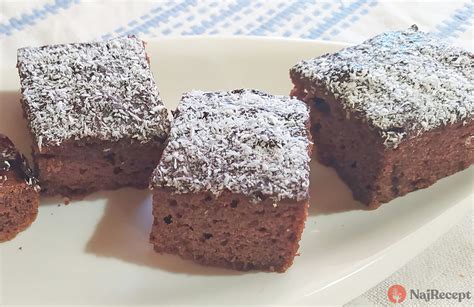 Hotový hrnčekový perník poliaty čokoládou a posypaný kokosom