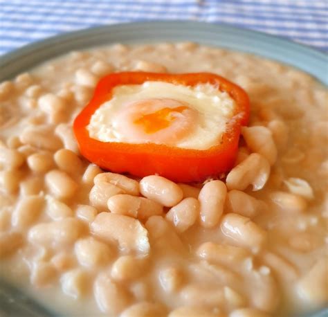 Servírovaný fazuľový prívarok s vajíčkom a chlebom