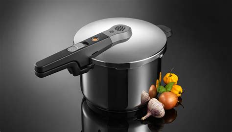 Tlakový hrniec plný paradajok pripravený na varenie