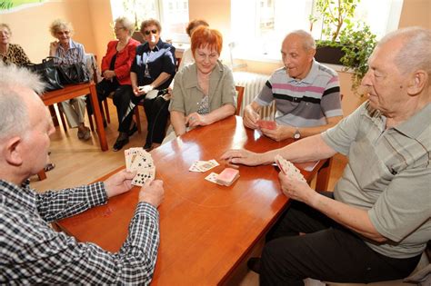 Ilustračná fotografia seniorov na spoločenskom podujatí