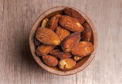 Praženie mandlí na panvici s olejom