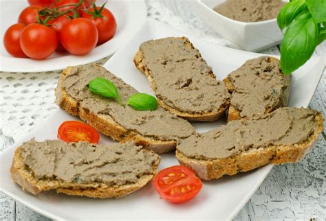 Servírovaná pečeňová nátierka s brusnicovým džemom a pečivom