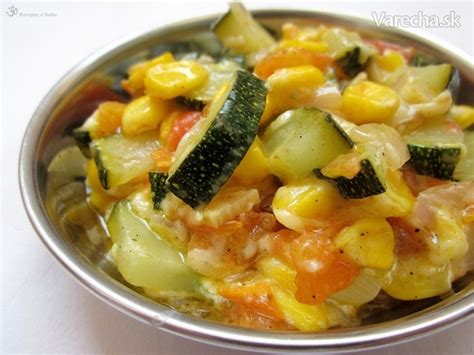 Dusená cuketa s cestovinami a šunkou na tanieri