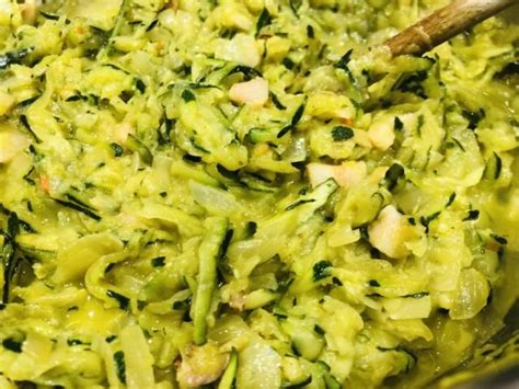 Cuketa s cestovinami a slaninou na panvici