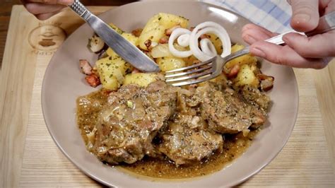 Bravčové kotlety s cibuľou a slaninou