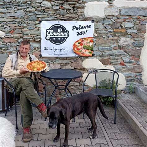 Zákazník preberá pizzu od kuriéra