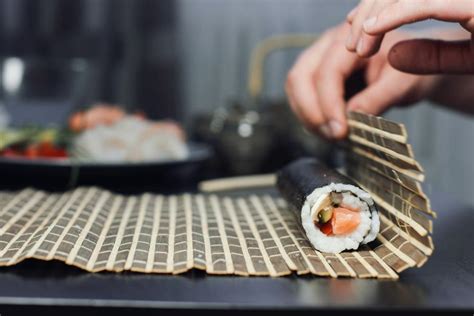 Proces rolovania Maki sushi pomocou bambusovej podložky