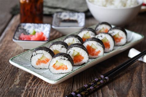 Tanier s rôznymi druhmi sushi, sójovou omáčkou, wasabi a zázvorom