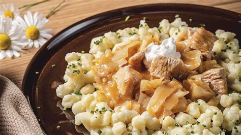 Porcia polievky z morčacieho krku s haluškami