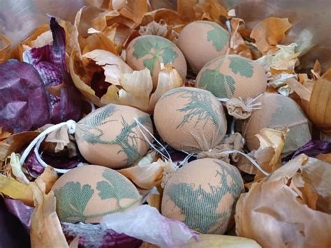 Vajcia zafarbené v cibuľovej šupke