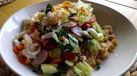 Ilustračné foto zeleninového šalátu s kuskusom