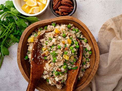 Zloženie šalátu s kuracími prsiami, kuskusom a zeleninou