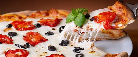 Koláž rôznych druhov pizze