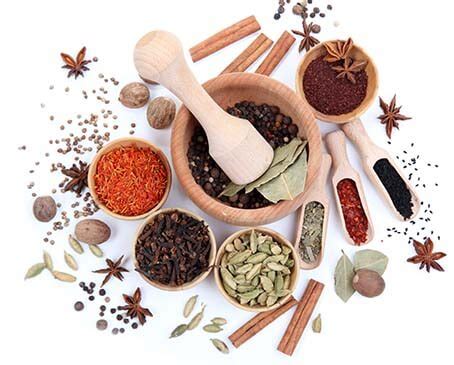 Koláž rôznych druhov korenia a solí vhodných do mlynčeka
