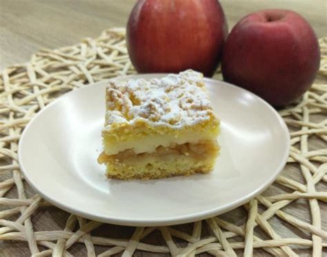 Hotový jablkovo-pudingový koláč