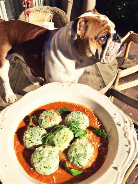 Nádoby s domácou rajčinovou šťavou