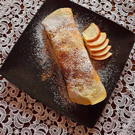 Hotové palacinky s jablkovou plnkou