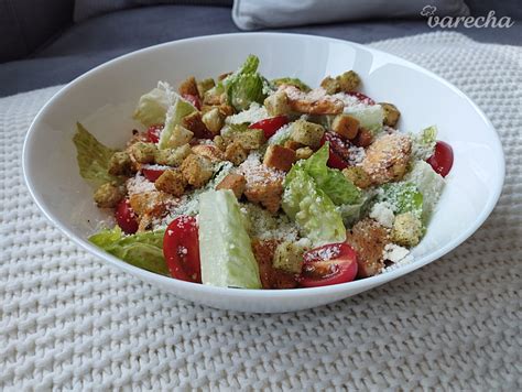 Kurací šalát s krutónmi a parmezánom