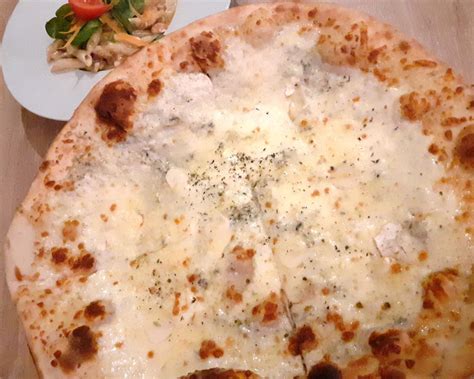 Servírovaná pizza s kuracím mäsom a smotanovým základom
