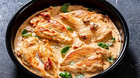 Šťavnaté kuracie prsia s krémovou špenátovou omáčkou na tanieri