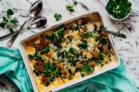 Zapekané kuracie mäso so špenátom, hubami a syrom v zapekacej mise