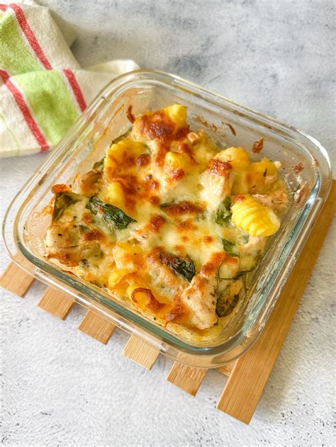 Infografika s vizuálnym porovnaním rôznych receptov s kuracím mäsom a špenátom