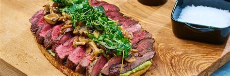 Usporiadanie taniera s grilovaným steakom