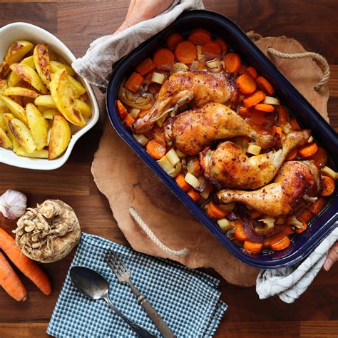 Kuracie stehná s pečenými zemiakmi a zeleninou