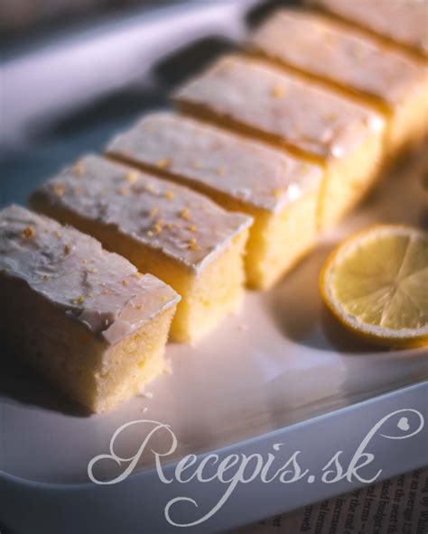 Hotový citrónový koláč s čučoriedkami a polevou