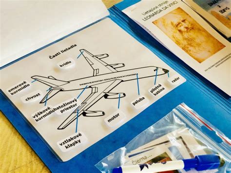 Vykrojené časti torty do tvaru lietadla