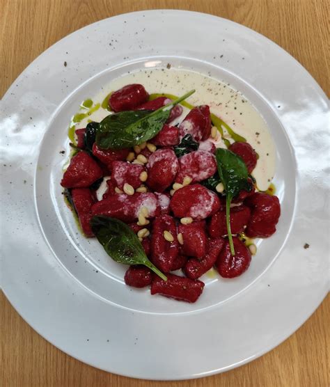 farebné cviklové gnocchi