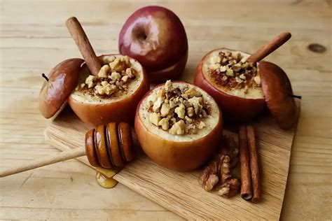 Ilustrácia nakrájaných jabĺk so škoricou