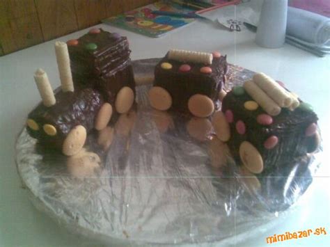 Torta z BB keksov v tvare vláčika