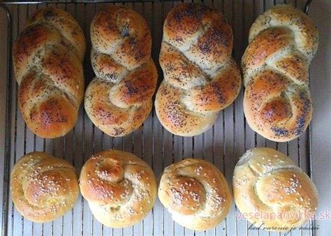 Zlatisté domáce pletenky pripravené na konzumáciu