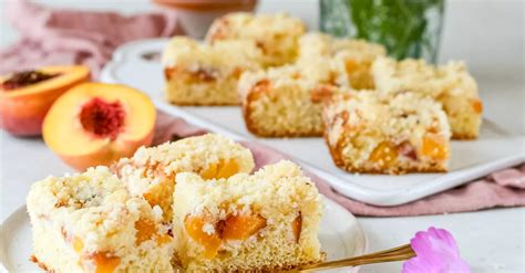 rozrezaný broskyňový koláč s mascarpone