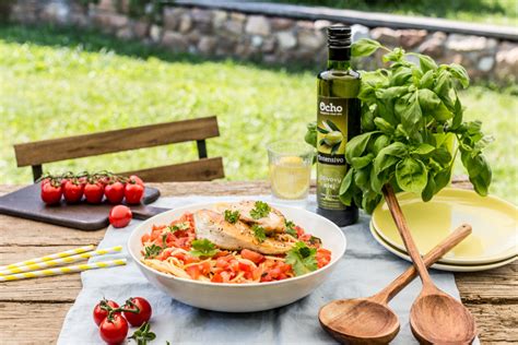 Foto pripraveného jedla s kuracími prsiami a zelerom