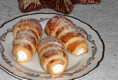 Hotové zdobené trubičky z lístkového cesta