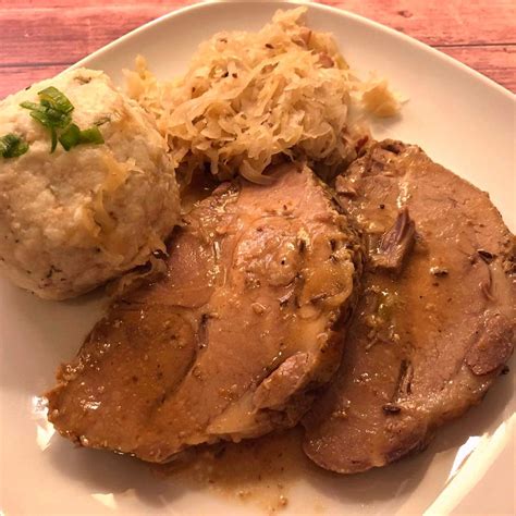 Hotové pečené mäso s bylinkami